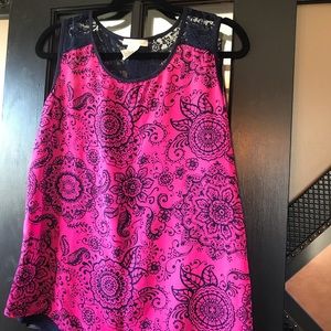 EUC Super cute top w lace accents